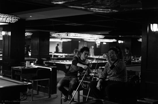 谌毅拍摄于江汉路的一家台球室。